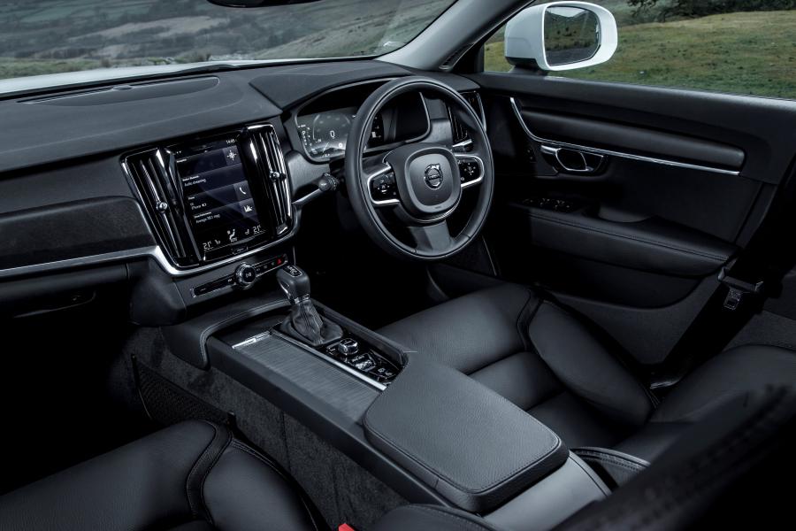 Интерьер Volvo V90 D4 Cross Country 2017 года  (UK) (фото 3 из 40)